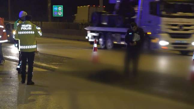 ADANA’DA (TAG) OTOYOLU HASTANELER ÇIKIŞI YAKINLARINDA KARŞIYA GEÇMEYE ÇALIŞAN BİR KADIN TIRIN ÇARPMASI SONUCU HAYATINI KAYBETTİ