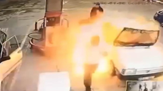 ADANA’DA AKARYAKIT İSTASYONUNDA LPG DOLUMU YAPAN OTOMOBİL BİR ANDA ALEV ALDI, ARAÇ İÇERİSİNDEKİ ADAM CANINI ZOR KURTARDI