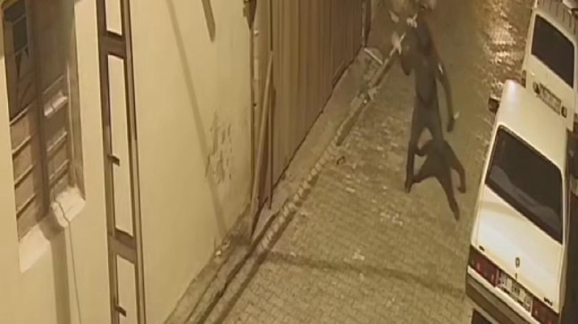 ADANA’DA İKİ ARACIN CAMINI KIRARAK HIRSIZLIK YAPAN ZANLI YAKALANDI