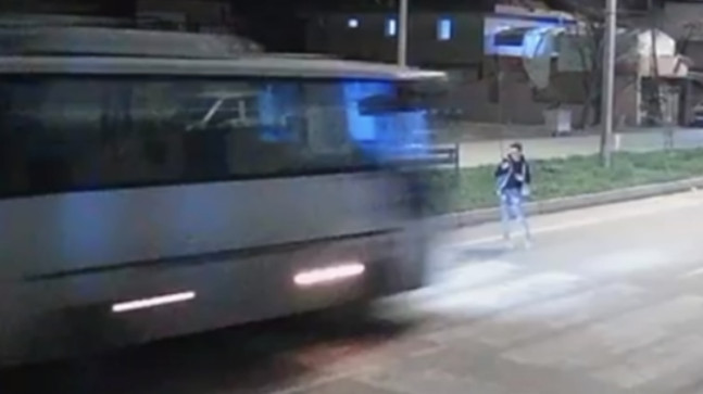 ADANA’DA REFÜJDE ARKADAŞIYLA ŞAKALAŞIRKEN BİR ANDA YOLA ATLAYAN SURİYELİ ÇOCUK “AMMAR ELMÜHEYMİD”E MİDİBÜSÜN ÇARPMASI SONUCU HAYATINI KAYBETTİ