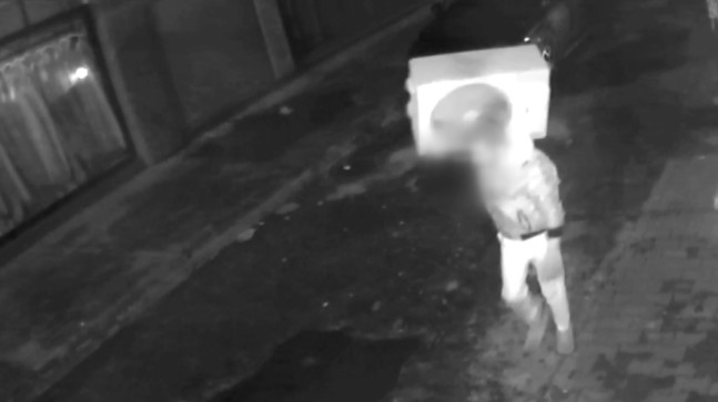 ADANA’DA BİR İŞ YERİNİN KLİMASINI ÇALMASI GÜVENLİK KAMERASINCA KAYDEDİLEN ŞÜPHELİ TUTUKLANDI