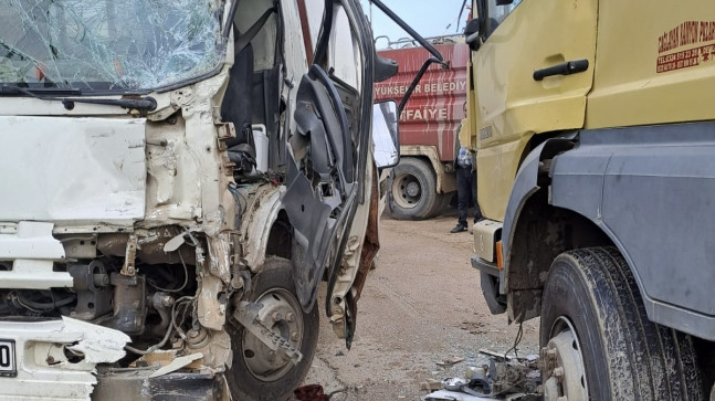 ADANA’NIN YUMURTALIK İLÇESİNDE ÇARPIŞAN 2 KAMYONUN SÜRÜCÜLERİ YARALANDI