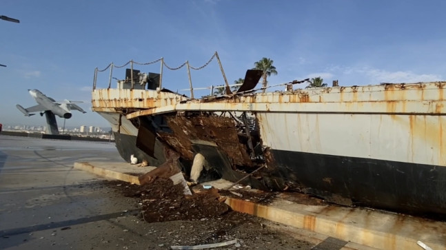 MERSİN SAHİLİNDE SERGİLENEN TARİHİ GEMİ ÇÜRÜME NEDENİYLE KALDIRILIYOR