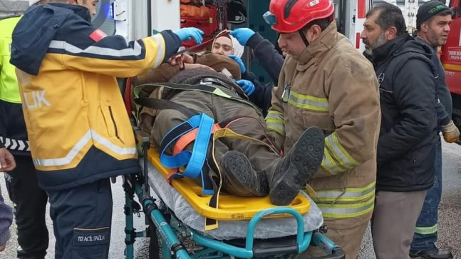 HATAY’DA OTOMOBİLLE TIRIN ÇARPIŞMASI SONUCU 2 KİŞİ YARALANDI