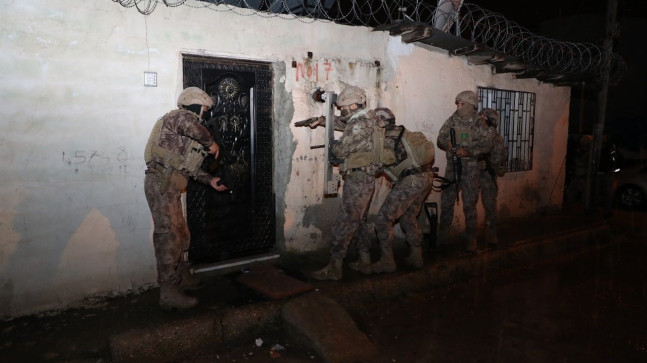 MERSİN’DE “TORBACI” DİYE TABİR EDİLEN UYUŞTURUCU SATICILARINA YÖNELİK OPERASYONDA 21 GÖZALTI