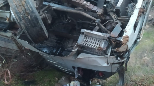 MERSİN’DE KONTROLDEN ÇIKARAK ŞAROMPELE DEVRİLEN KAMYONUN SÜRÜCÜSÜ YARALANDI