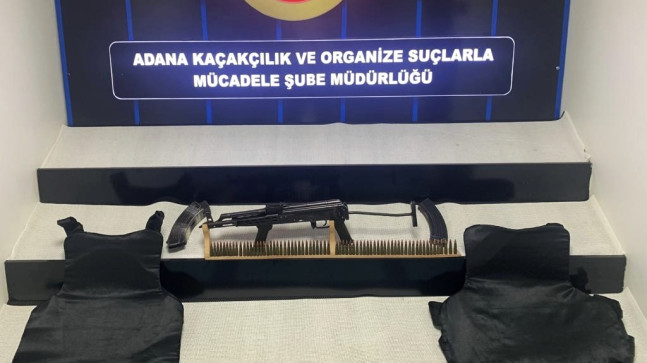 ADANA’DA BİR EVDE KALAŞNİKOF TÜFEK VE 2 ÇELİK YELEK ELE GEÇİRİLDİ