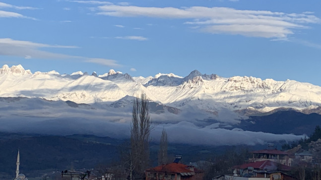 ADANA’NIN ALADAĞ İLÇESİNİN YÜKSEK KESİMLERİ KAR YAĞIŞIYLA BEYAZA BÜRÜNDÜ
