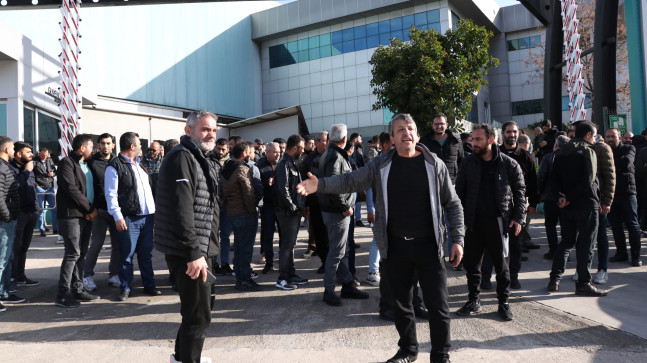 ADANA’DA 2 AYDIR MAAŞ ALAMADIKLARINI BELİRTEN İŞÇİLERDEN EYLEM