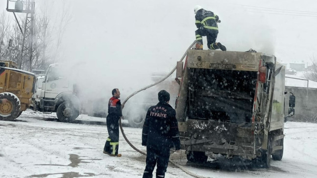 ADANA’DA BELEDİYEYE AİT ÇÖP KAMYONUNDA YANGIN ÇIKTI, İTFAİYE EKİPLERİ YANGIN BÜYÜMEDEN SÖNDÜRDÜ