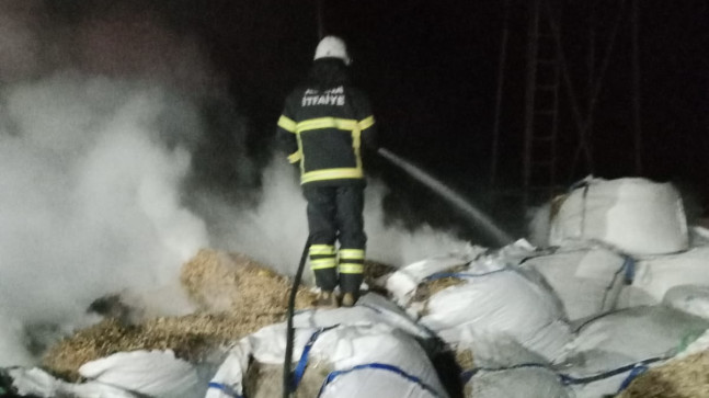 ADANA’DA TAHIL KURUTMA FABRİKASINDA ÇIKAN YANGIN SÖNDÜRÜLDÜ