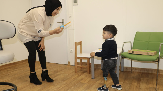 HATAY’DA ANNESİYLE 6 ŞUBAT DEPMREMİNDE YIKILAN BİNANIN ENKAZINDAN ÇIKARILAN 3 YAŞINDAKİ ÇOCUK TAKILAN PROTEZ BACAK SAYESİNDE YÜRÜMEYE BAŞLADI