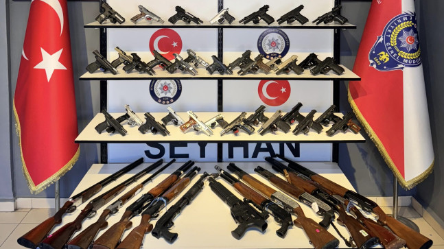 ADANA’NIN SEYHAN İLÇESİNDE POLİSİN GEÇEN HAFTA GERÇEKLEŞTİRDİĞİ OPERASYON VE DENETİMLERDE 50 RUHSATSIZ SİLAH ELE GEÇİRİLDİ