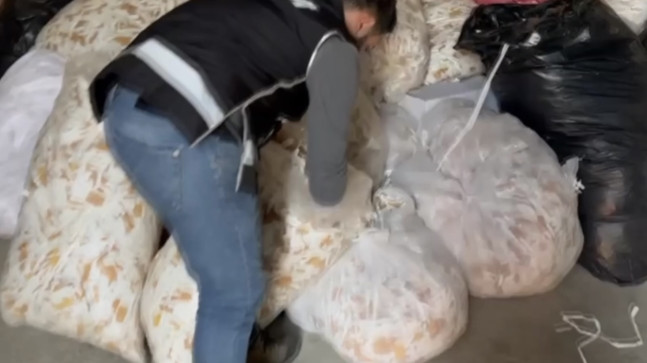 ADANA’DA BİR DEPOYA YAPILAN BASKINDA 18 MİLYON 950 BİN MAKARON ELE GEÇİRİLDİ