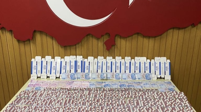 MERSİN’DE OTOMOBİLİN MEDYA OYNATICI VE VİTES KONSOLU KISMINA GİZLENMİŞ 1158 UYUŞTURUCU HAP YAKALANDI