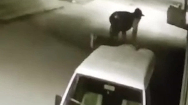 ADANA’DA PARK HALİNDEKİ PANELVANDAN MALZEME ÇALDIĞI ÖNE SÜRÜLEN KİŞİNİN ARACIN TAVANINA ÇIKIP GÜVENLİK KAMERASINI SÖKMESİ GÖRÜNTÜLERE YANSIDI