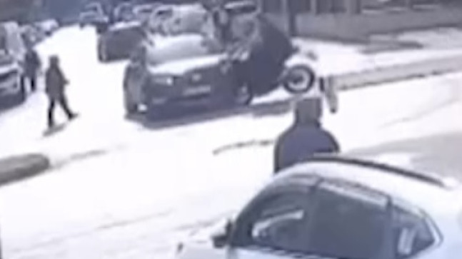 ADANA’DA CİPE ÇARPAN MOTOSİKLETTEKİ 2 KİŞİ YARALANDI