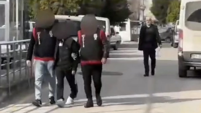 ADANA’DA ÇEŞİTLİ SUÇLARDAN 53 YIL KESİNLEŞMİŞ HAPİS CEZASI OLAN FİRARİ HÜKÜMLÜ YAKALANDI