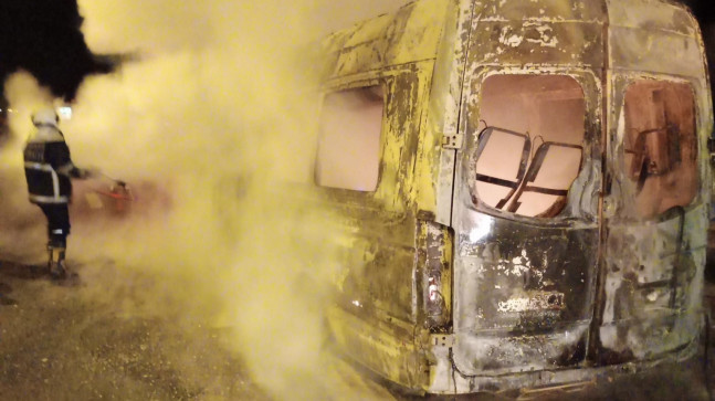 ADANA’DA OTOYOLDA SEYİR HALİNDEYKEN YANGIN ÇIKAN MİNİBÜSTE HASAR MEYDANA GELDİ