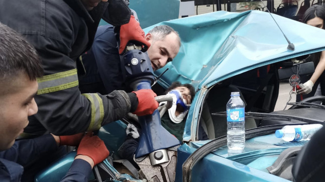 ADANA’DA AYDINLATMA DİREĞİNE ÇARPAN OTOMOBİLDEKİ 2 KİŞİ YARALANDI