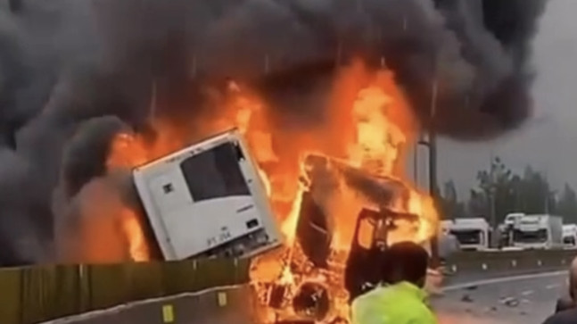 ADANA’NIN POZANTI İLÇESİNDE OTOYOLDA BARİYERE ÇARPIP DEVRİLEN TIRDA YANGIN ÇIKTI