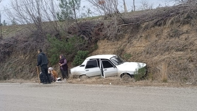 ADANA’DA ŞARAMPOLE SAVRULAN OTOMOBİLDEKİ 3 KİŞİ YARALANDI