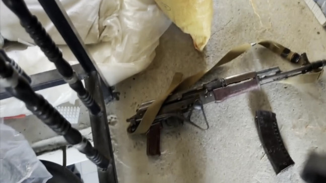ADANA’DA 2 ADRESE DÜZENLENEN OPERASYONDA RUHSATSIZ 3 TABANCA VE KALAŞNİKOF TÜFEK ELE GEÇİRİLDİ