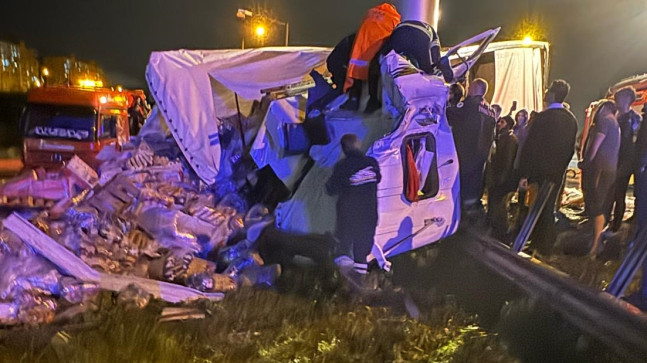 ADANA’DA BARİYERLERE ÇARPAN GIDA YÜKLÜ TIRIN SÜRÜCÜSÜ YARALANDI