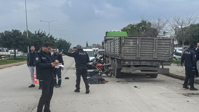 ADANA’DA PARK HALİNDEKİ TIRA ÇARPAN MOTOSİKLETİN SÜRÜCÜSÜ HAYATINI KAYBETTİ