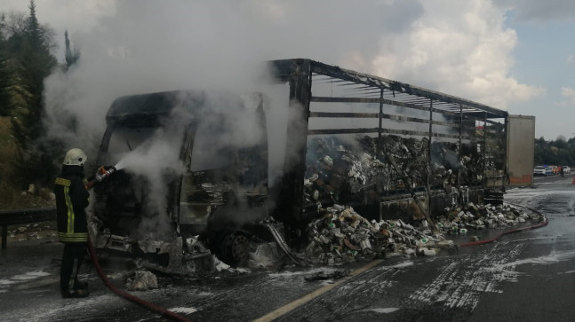 ADANA’NIN POZANTI İLÇESİNDE SEYİR HALİNDEYKEN YANGIN ÇIKAN TIRDA HASAR OLUŞTU