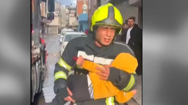 MERSİN’DE YANGIN ÇIKAN BİNADA MAHSUR KALAN 3 ÇOCUK KURTARILDI