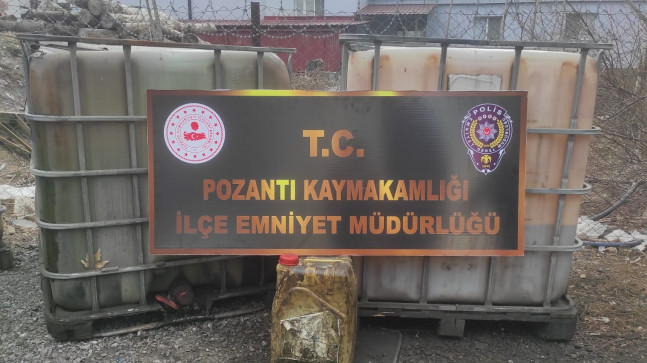 ADANA’NIN POZANTI İLÇESİNDE BİR İŞYERİNE YAPILAN OPERASYONDA BİN LİTRE KAÇAK AKARYAKIT ELE GEÇİRİLDİ