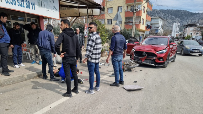 ADANA’NIN KOZAN İLÇESİNDE CİP İLE ÇARPIŞAN MOTOSİKLETTEKİ 2 KİŞİ YARALANDI