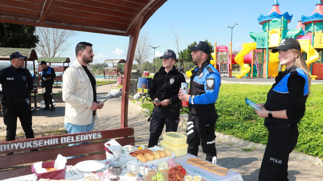 ADANA’DA POLİS HIRSIZLIK VE DOLANDIRICILIK OLAYLARINA KARŞI VATANDAŞI BİLGİLENDİRDİ