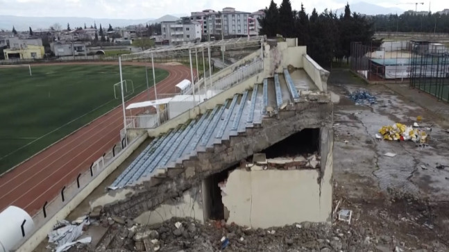 GAZİANTEP’İN İSLAHİYE İLÇESİNDE, HASAR GÖREN ATATÜRK STADYUMU TİRİBÜNLERİNİN YIKILMASINA BAŞLANDI