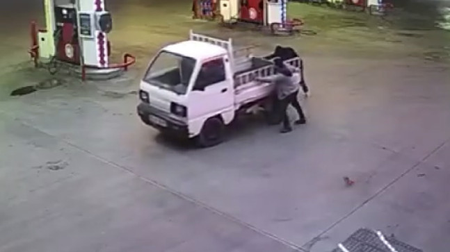 MERSİN’DE KAMYONETİN ÇALINMA ANI GÜVENLİK KAMERASINA YANSIDI