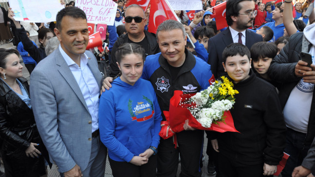 TÜRKİYE’NİN İLK ASTRONOTU ALPER GEZERAVCI, MEZUN OLDUĞU OKULDA ÖĞRENCİLERLE BULUŞTU