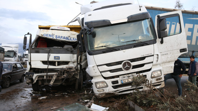 HATAY’DA TIR İLE KAMYONUN ÇARPIŞMASI SONUCU 3 KİŞİ YARALANDI