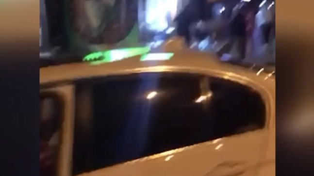 ADANA’DA KONTROLDEN ÇIKAN OTOMOBİL İKİ  İŞ YERİNE GİRDİ