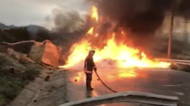 ADANA-POZANTI OTOYOLU DAMLAMA MEVKİSİNDE BARİYERLERE ÇARPARAK YANAN TIRIM SÜRÜCÜSÜ YARALANDI