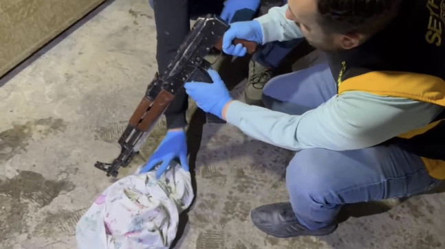 ADANA’DA EVİN ODUNLUĞUNDAKİ ARAMADA KALAŞNİKOF TÜFEK ELE GEÇİRİLDİ