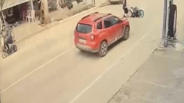 ADANA’DA İKİ OTOMOBİLLE ÇARPIŞAN  MOTOSİKLETİN SÜRÜCÜSÜ AĞIR YARALANDI