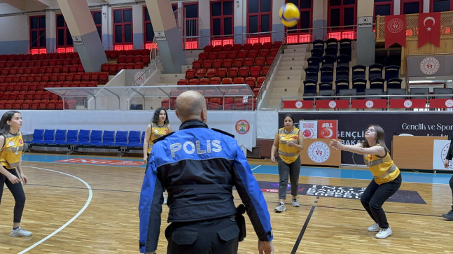 ADANA’DA POLİSLER, VOLEYBOL TURNUVASINDA DERECEYE GİREN TAKIMLARI ÖDÜLLENDİRDİ