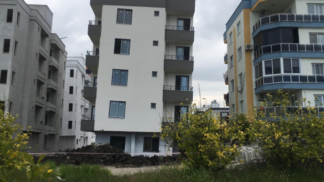 MERSİN’DE HAFİF YAN YATAN 4 KATLI BOŞ BİNAYA İNCELEME BAŞLATILDI