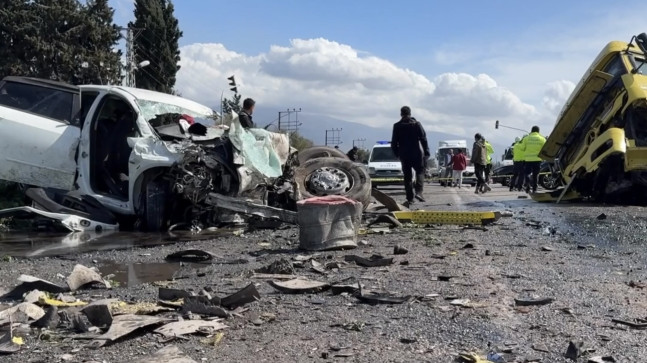 HATAY’DA KARŞI ŞERİDE GEÇEN TIRIN ÇARPTIĞI OTOMOBİLDEKİ 6 KİŞİ HAYATINI KAYBETTİ, 1 KİŞİ YARALANDI