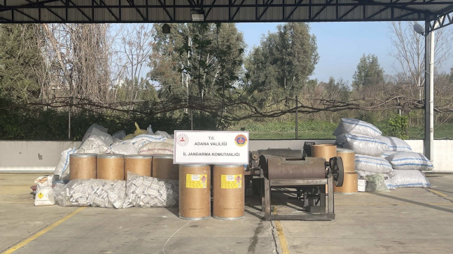 ADANA’DA BİR ÇİFTLİK EVİNDE KAÇAK HAVAİ FİŞEK VE YER MEŞALESİ ÜRETEN 2 KİŞİ GÖZALTINA ALINDI