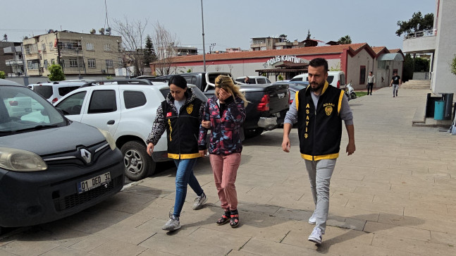 ADANA’DA OYUN PARKINDA YEĞENİNE İÇİNDE ALTIN BULUNAN ÇANTAYI ÇALDIRAN KADIN TUTUKLANDI