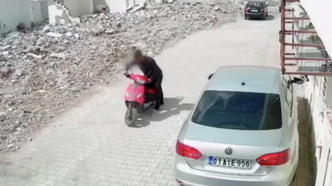 ADANA’DA BİR KİŞİ PARK HALİNDEKİ MOTOSİKLETİN KİLİDİNİ KIRIRAK ÇALDI, O AN GÜVENLİK KAMERASINCA KAYDEDİLDİ