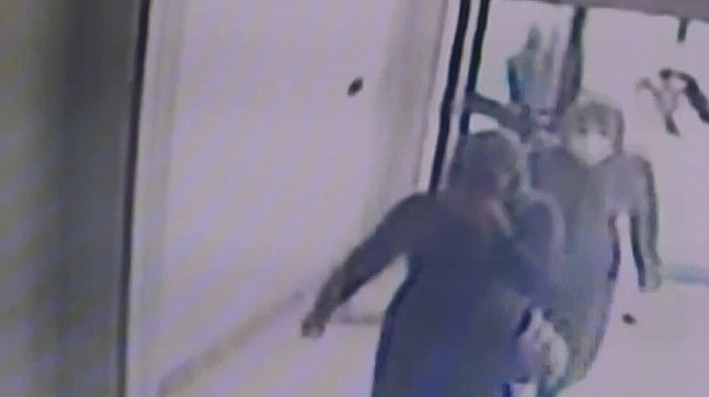 ADANA’DA BİR EVİN KAPISINI ZORLAYARAK AÇAN HIRSIZLAR YATAK ODASINDAN 100 GRAM ALTIN ÇALDILAR