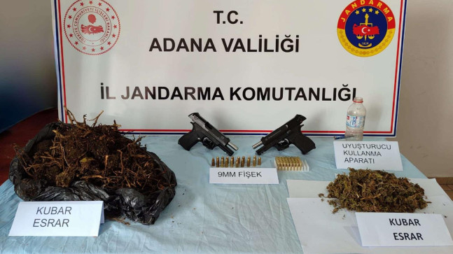 ADANA’DA BİR EVDE 2 RUHSATSIZ TABANCA VE 2 KİLO 600 GRAM ESRAR ELE GEÇİRİLDİ